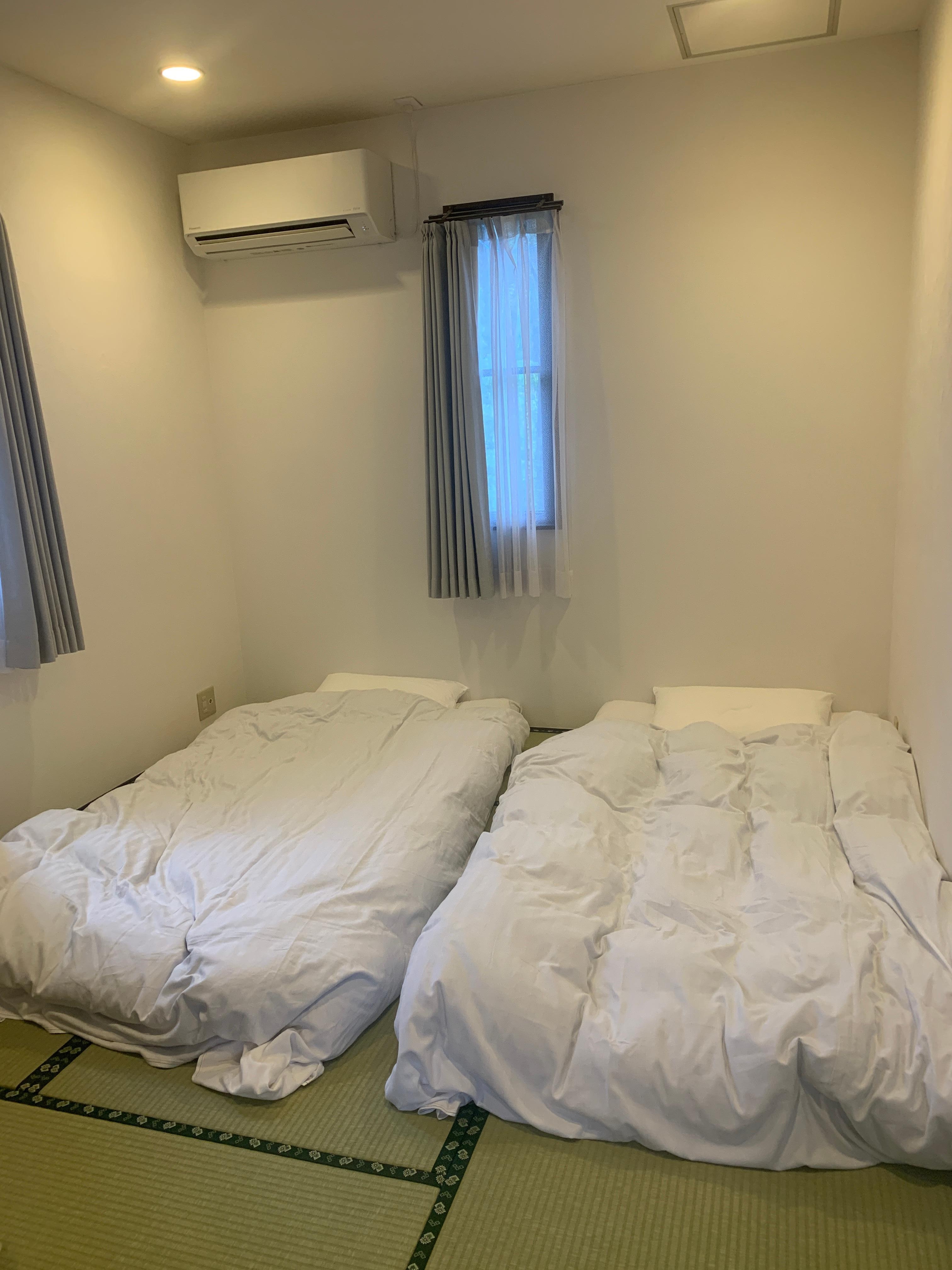 お部屋にはバスタオル、フェイスタオル、歯磨きセットが用意されている。