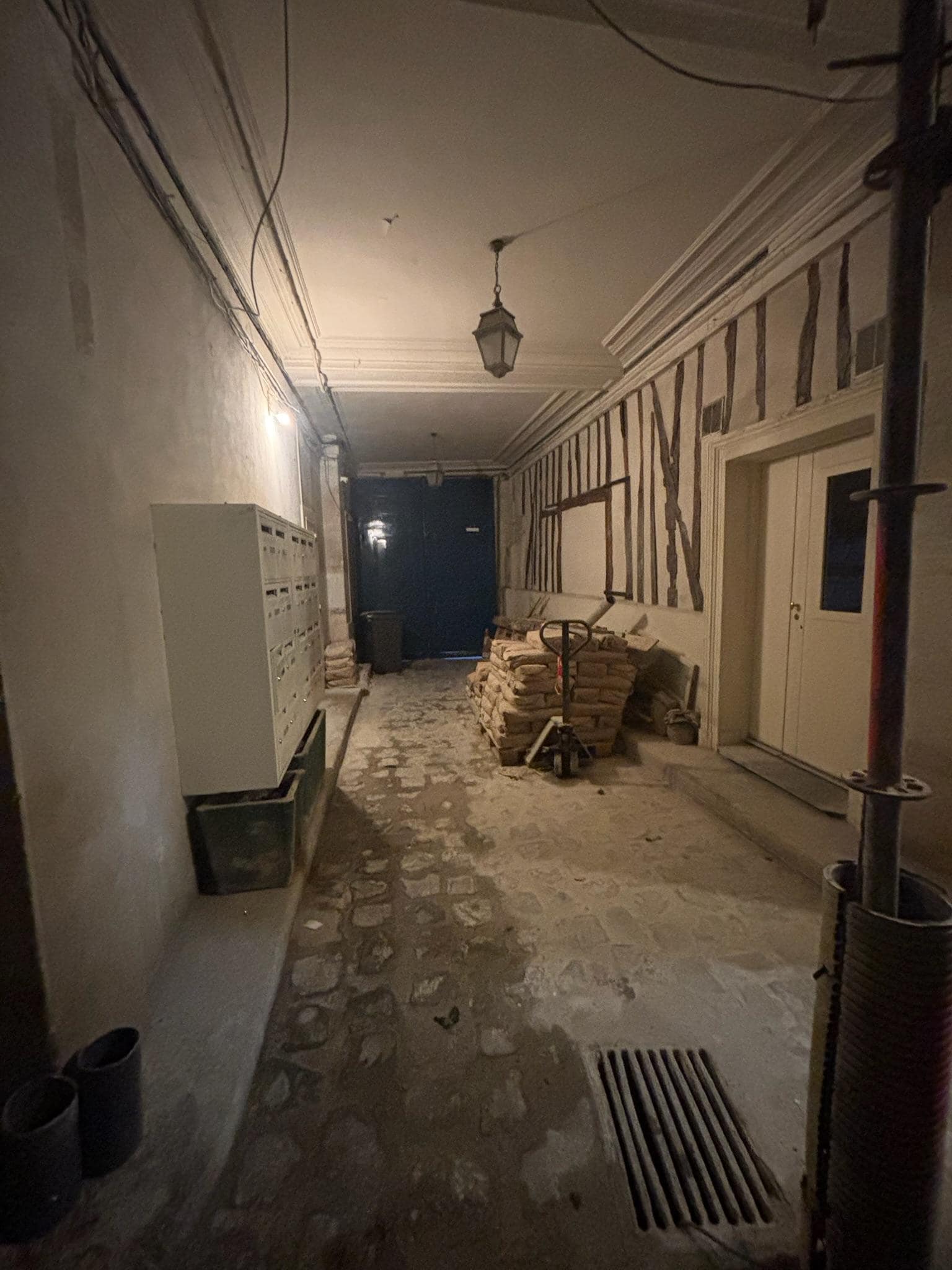 The entry way is a construction area and is a bit creepy when you first arrive. 