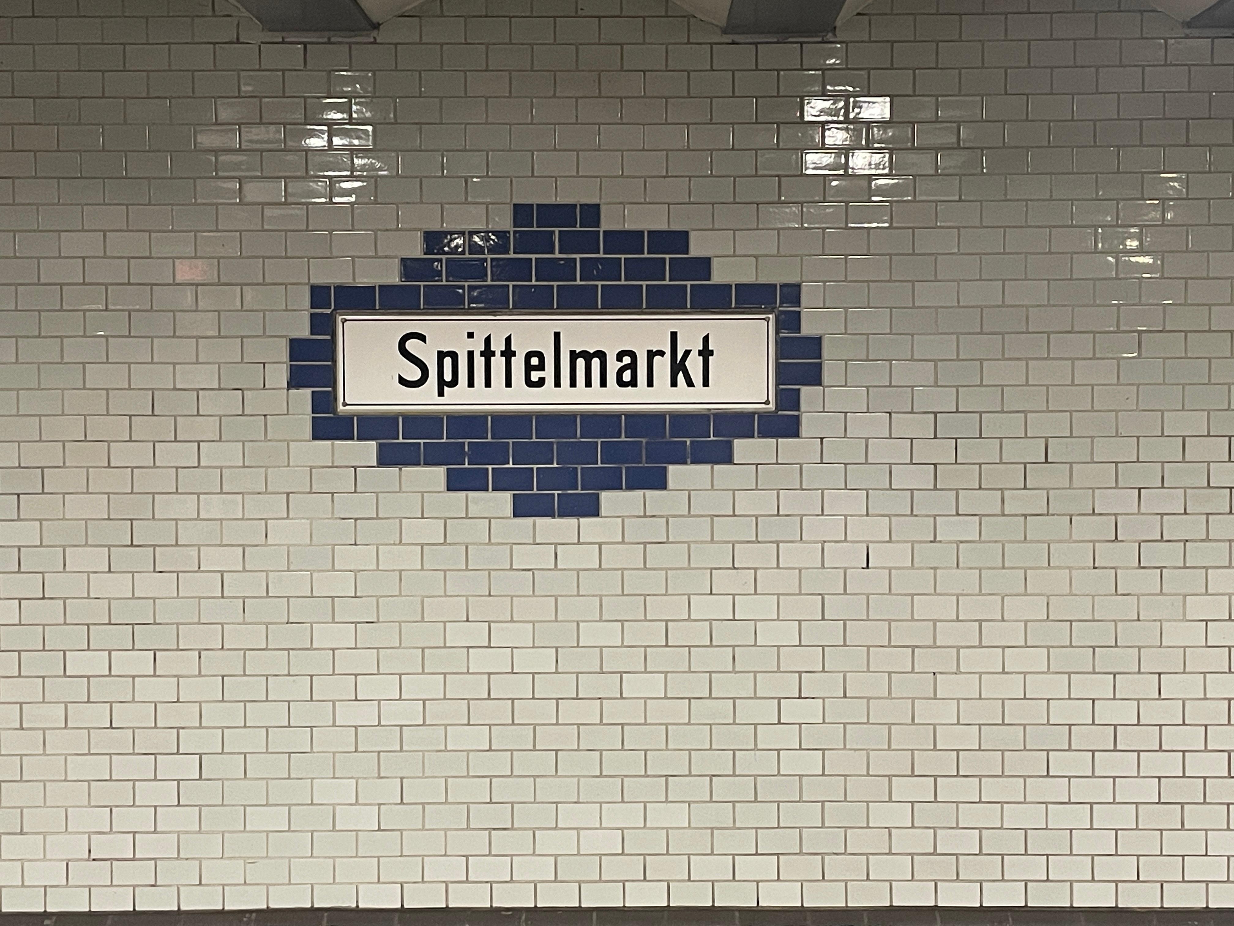 Närmast station, runt hörnet.