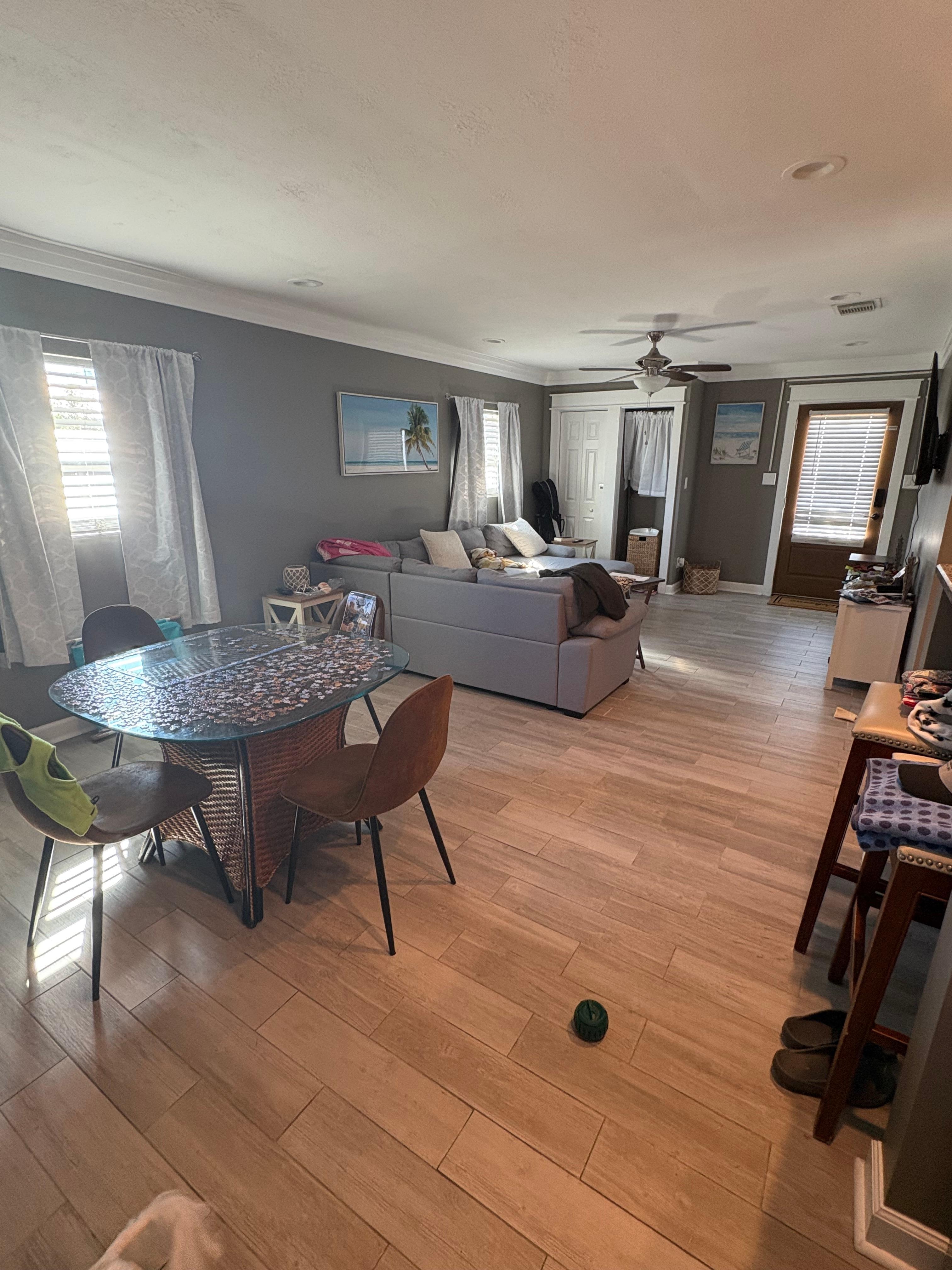 Large livingroom and dining area.
