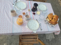 Petit déjeuner servi avec de produit frais