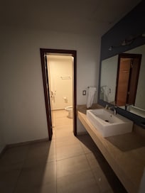 Es muy amplio el baño y la habitación en general