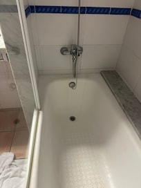 La bañera con sus manchurrones amarillos que ya ni se quitan