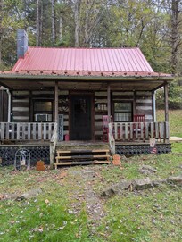 Quaint rustic cottage. Easy to get to.