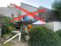 The apartment is in the ground floor. It is not the sunny terrace shown in the pictures of the add.