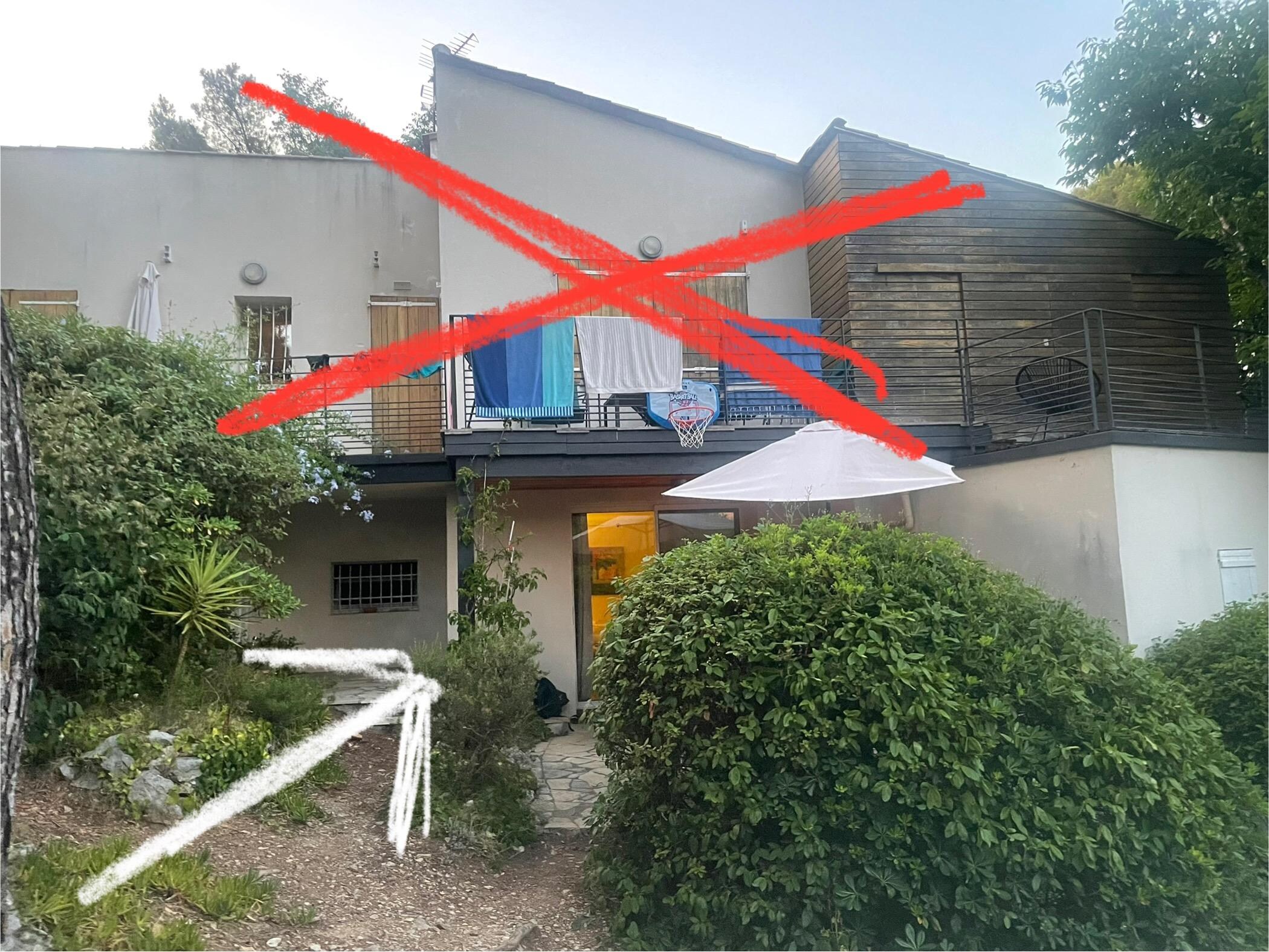 The apartment is in the ground floor. It is not the sunny terrace shown in the pictures of the add.