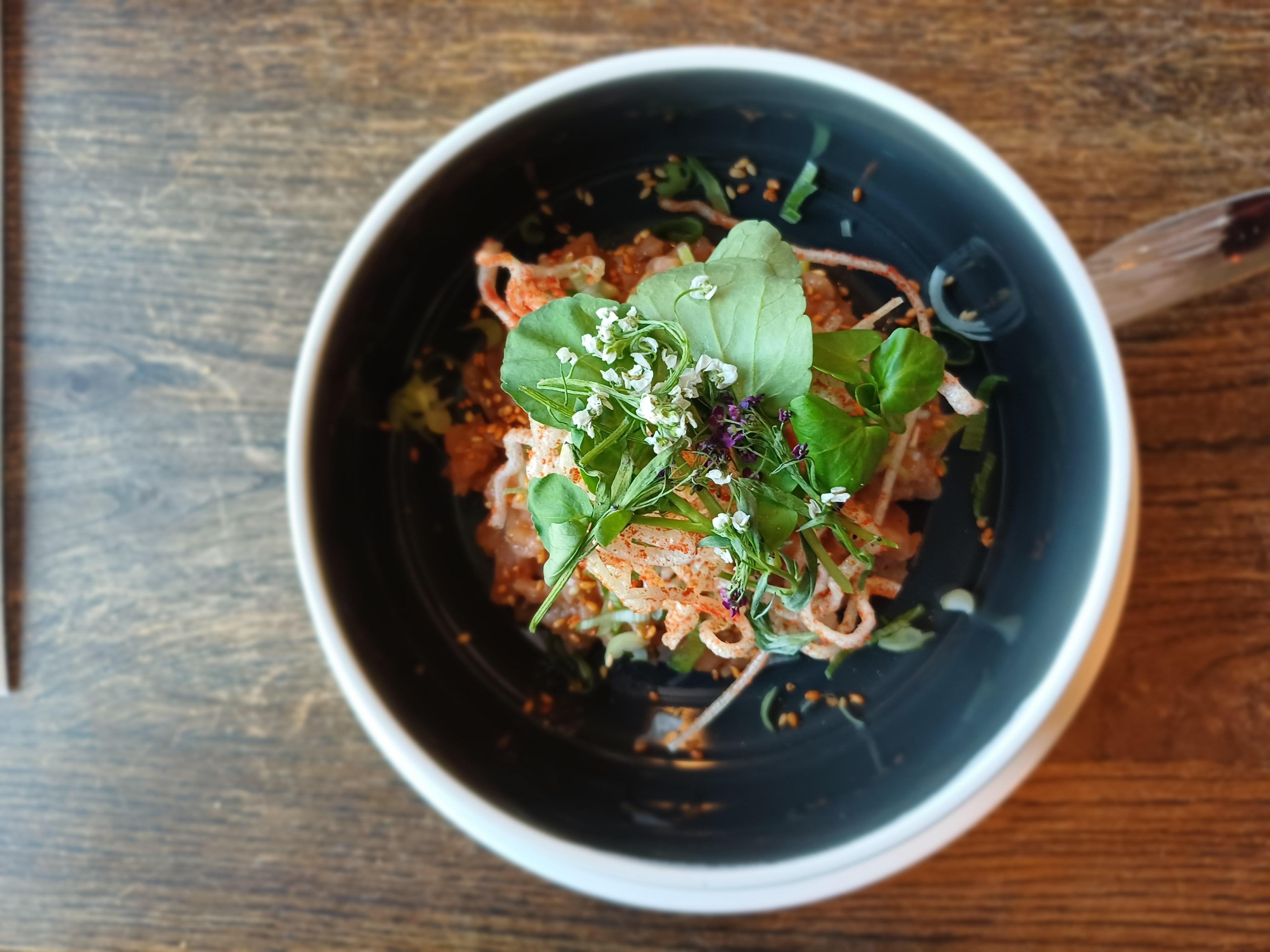 Lakse tatar. Min første af slagsen, helt fantastisk. Rig på smag, smeltet helt på tungen. Deres surdejsbrød man får til, lækker sprød kant, selve brødet, så blødt og varmt som en dejlig hovede pude efter en meget lang dag. 