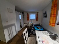 Bett und Kleiderschrank (das 2. Bett ist hier nicht zu sehen)
