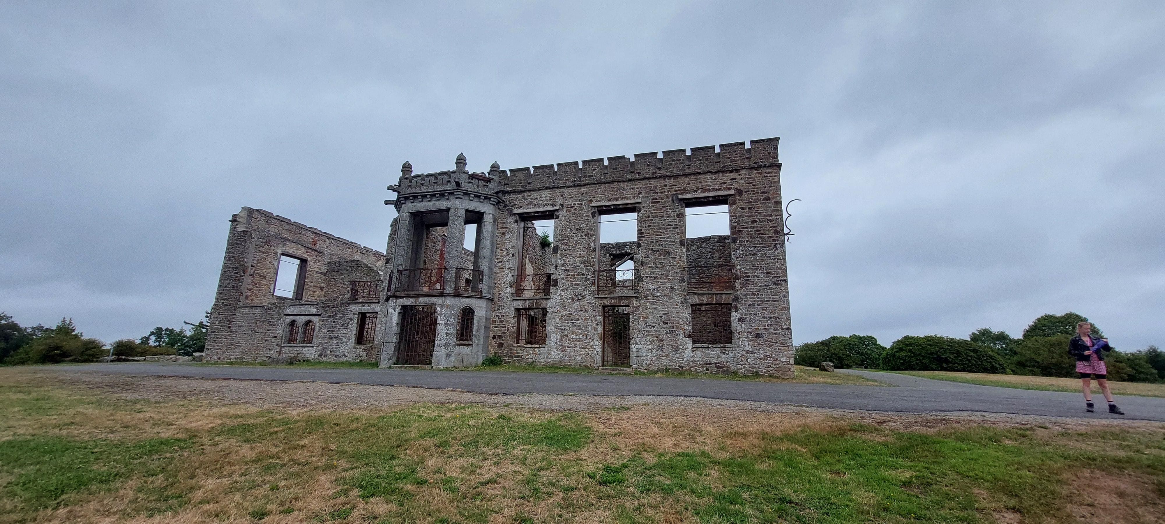 De ruïne vlakbij het huis.