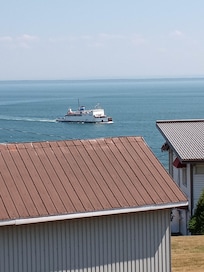 Vue de notre balcon, traversier de St-Siméon/Rivière du Loup