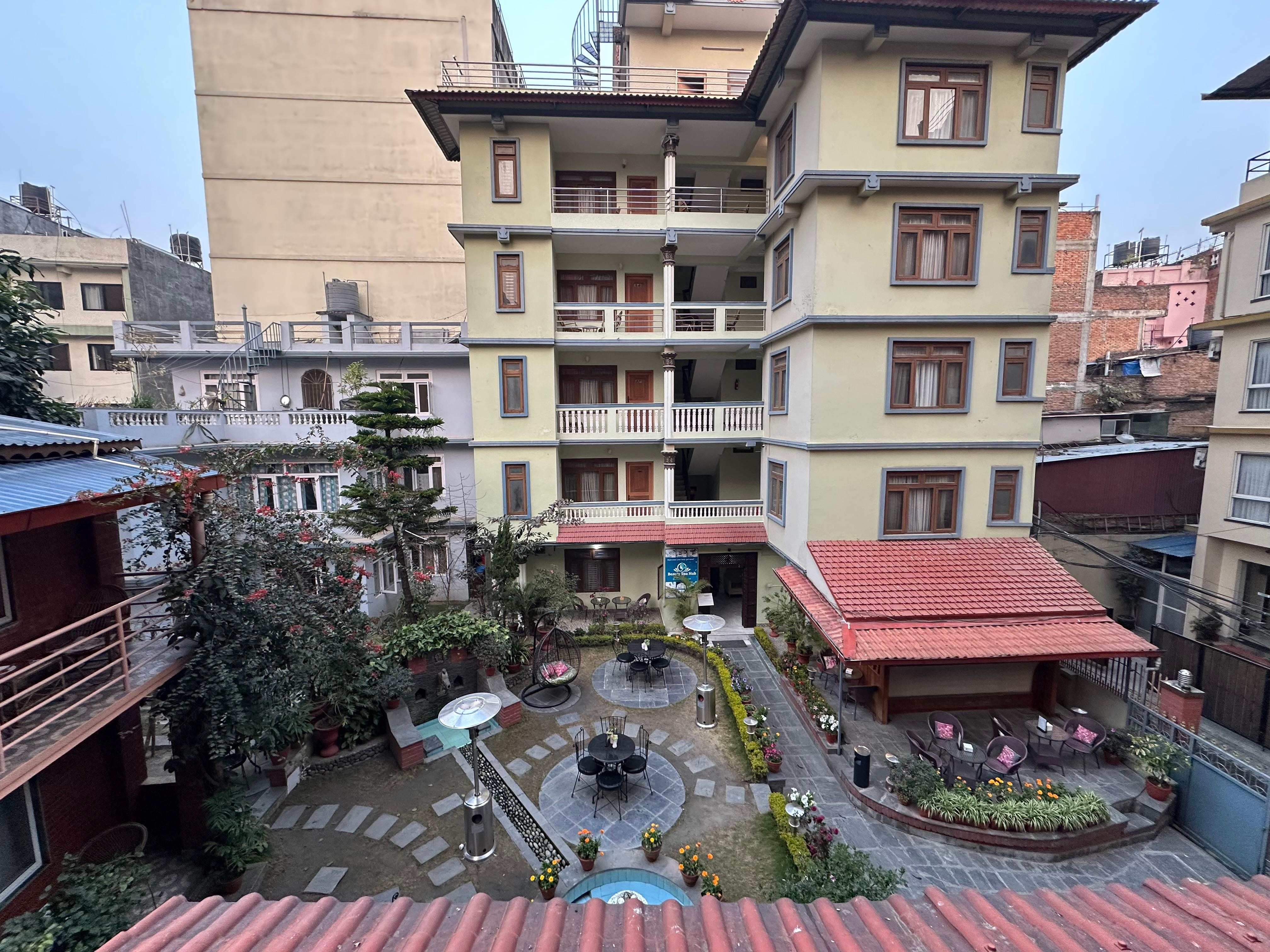 Vue du jardin à la sortie de notre chambre!