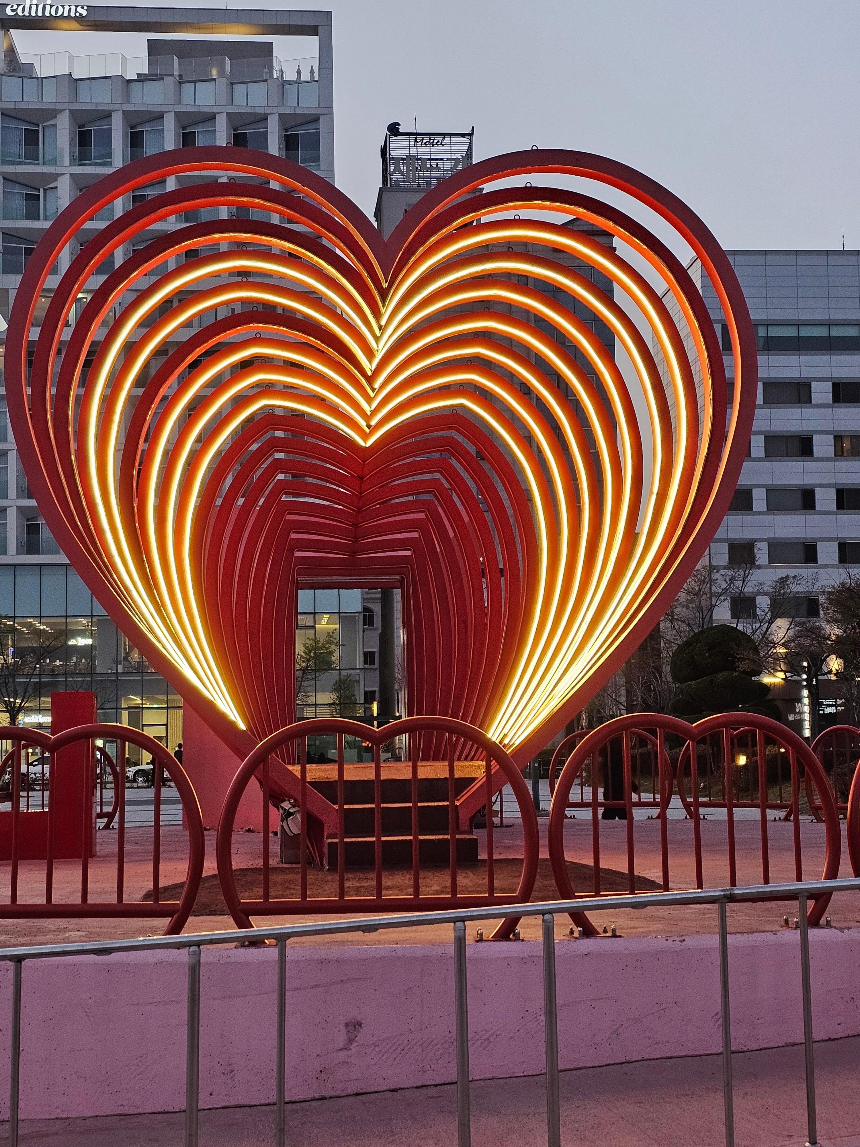 호텔앞에 조형물