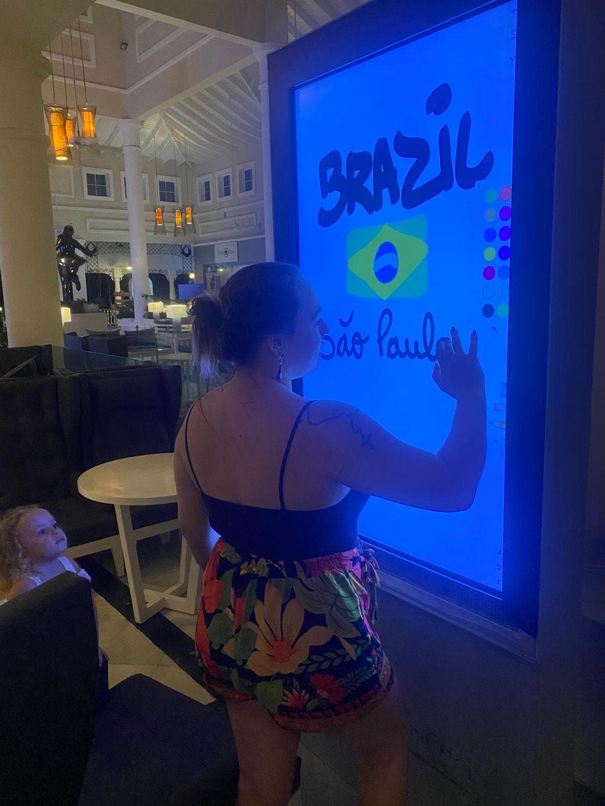 Achei ótimo essa tela para crianças pintarem e desenharam. Sugiro mais algumas unidades e mais entretenimento a noite para crianças.