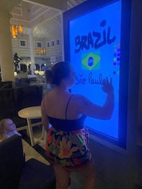 Achei ótimo essa tela para crianças pintarem e desenharam. Sugiro mais algumas unidades e mais entretenimento a noite para crianças.