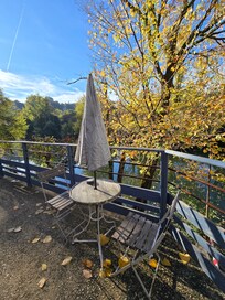 Petit balcon avec vue sur rivière