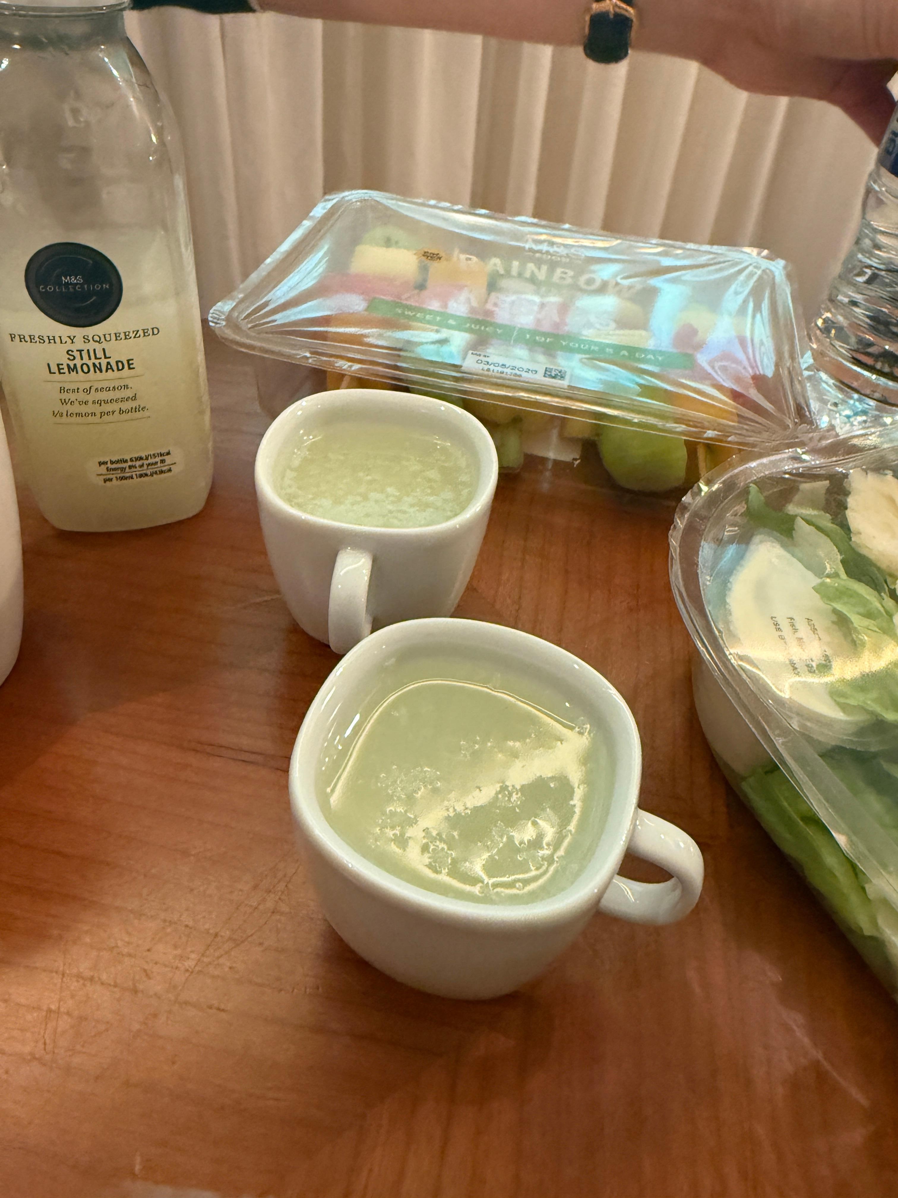 M&Sで軽食を購入して部屋で食事