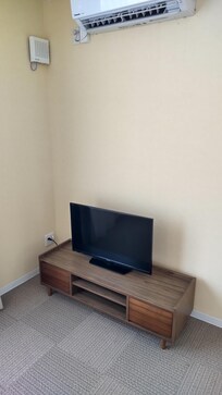 テレビは小さめ、エアコンはPanasonic製で動作も効きもバッチリです。