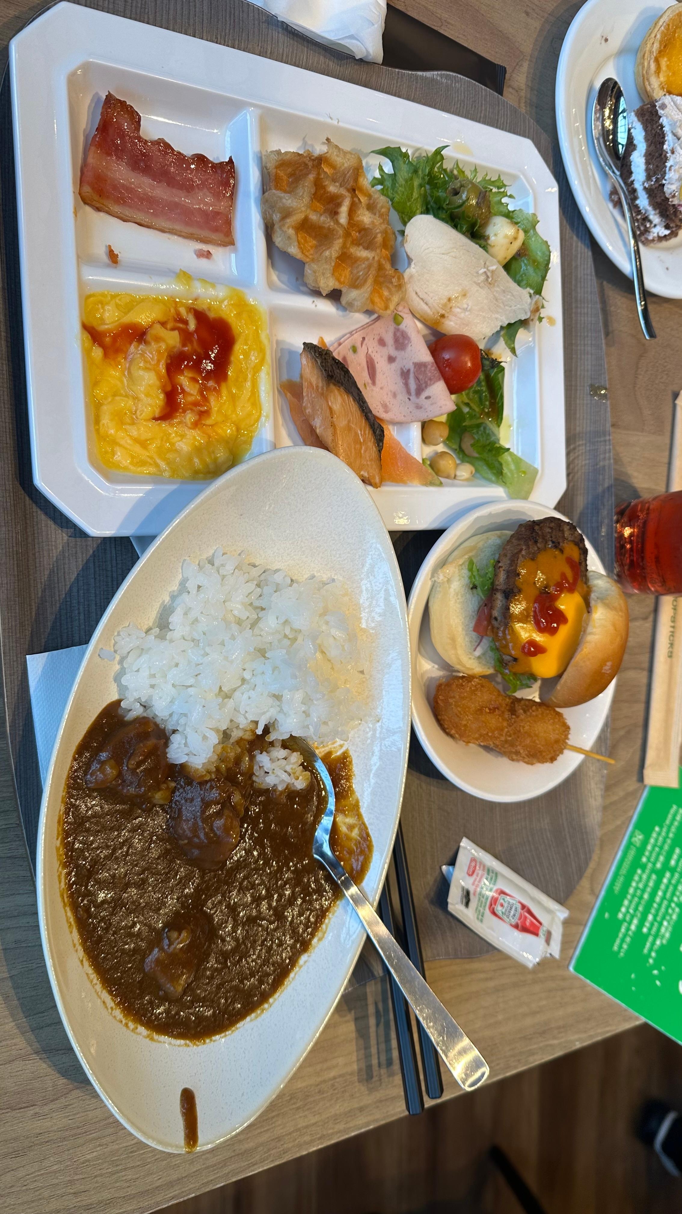 朝からカレーまで食べて、食べすぎで すね。