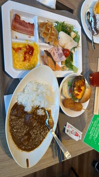朝からカレーまで食べて、食べすぎですね。
