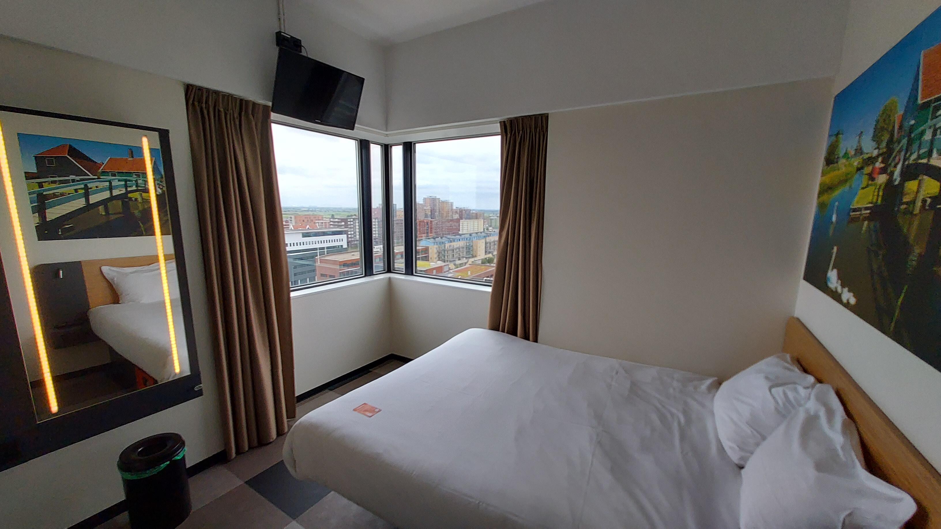 corner room on 11th floor (1109)