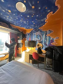 Tv options were in English and included the option to log into your Netflix streaming account and other streaming platforms