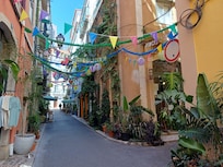 Very pretty Green Street area with small bars and restaurants.