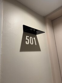 A sinalização dos quartos é de muito bom gosto