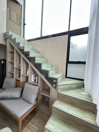 J’ai réservé une suite familiale qui vaut pas du tout ce prix, l’état des escaliers était lamentable