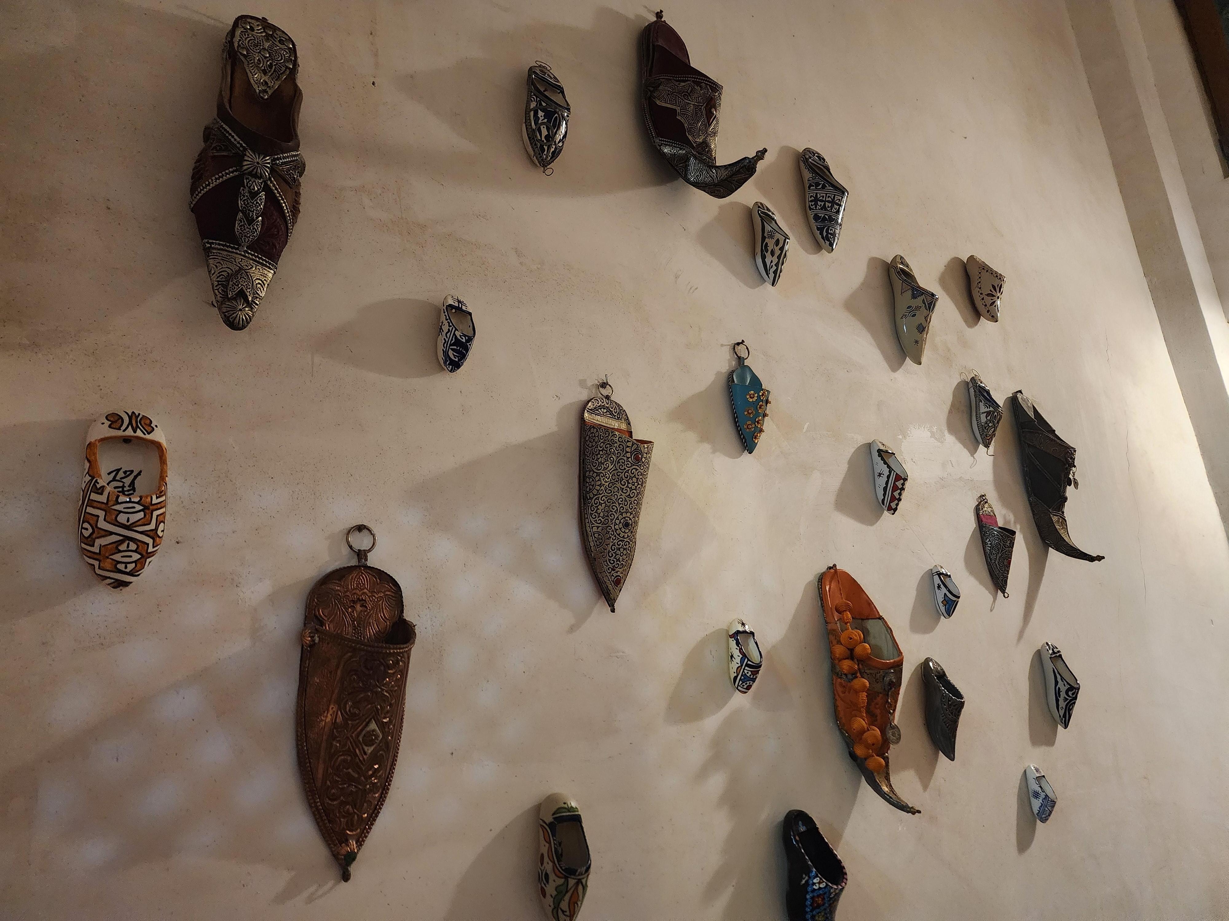 Entrée avec babouches au mur