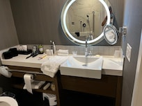 Lavabo accessible aux chaises roulantes