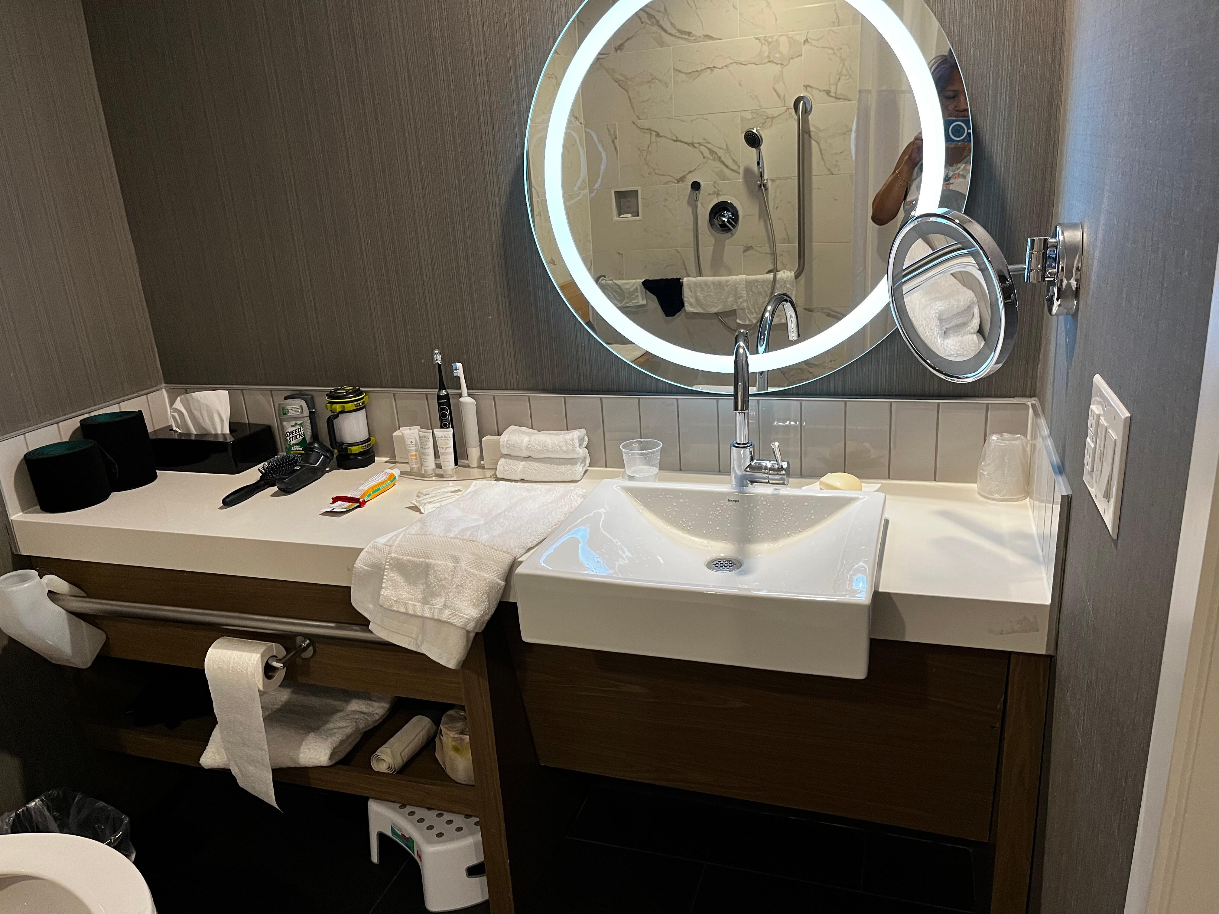 Lavabo accessible aux chaises roulantes