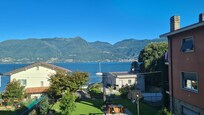Uitzicht vanuit de kamer en balkon is mooi.