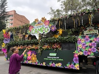 A pasos de donde comenzo el desfile de carros antiguos de la Feria de las Flores