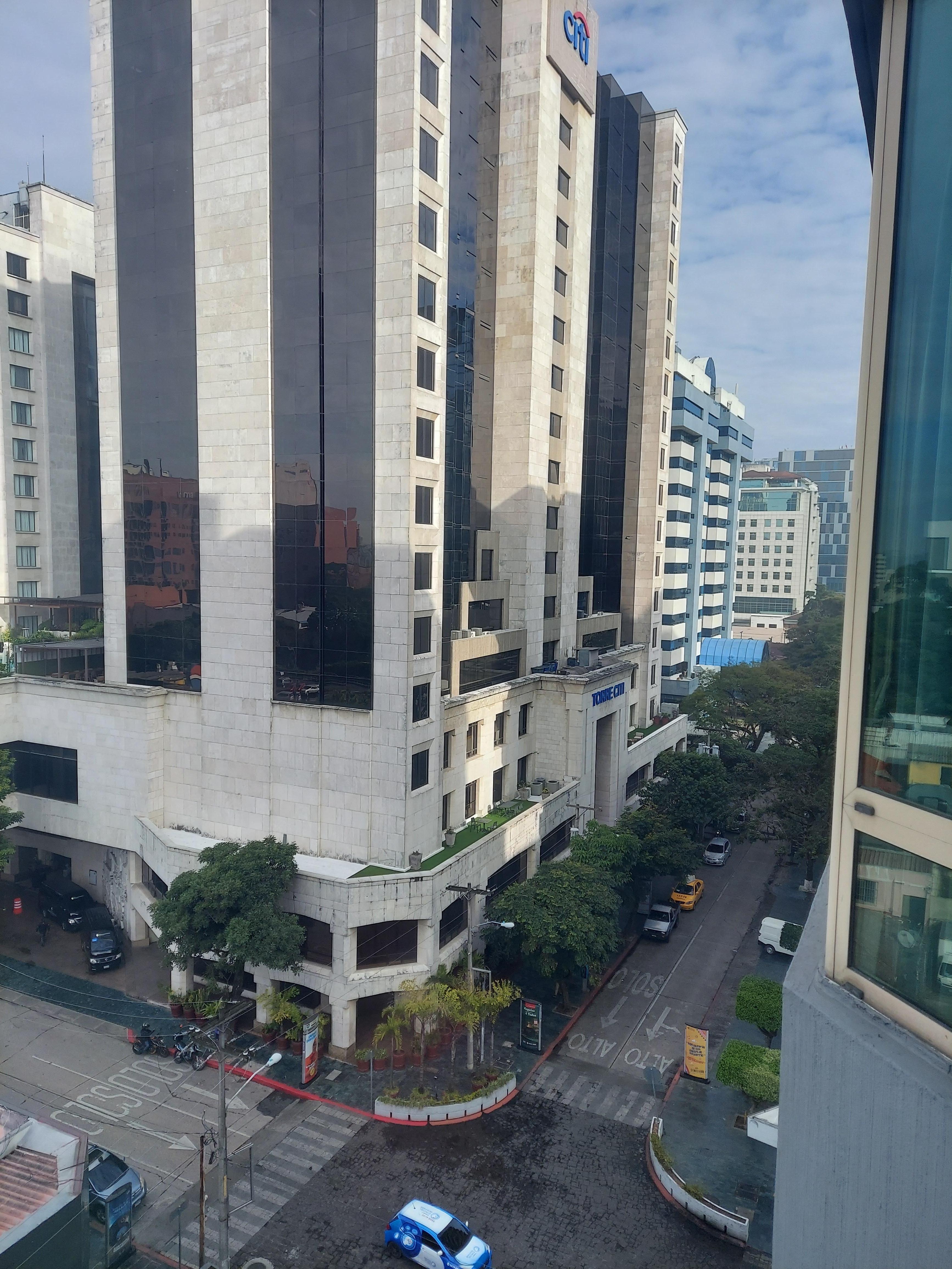 Vista a la ciudad desde mi habitación en el octavo piso.