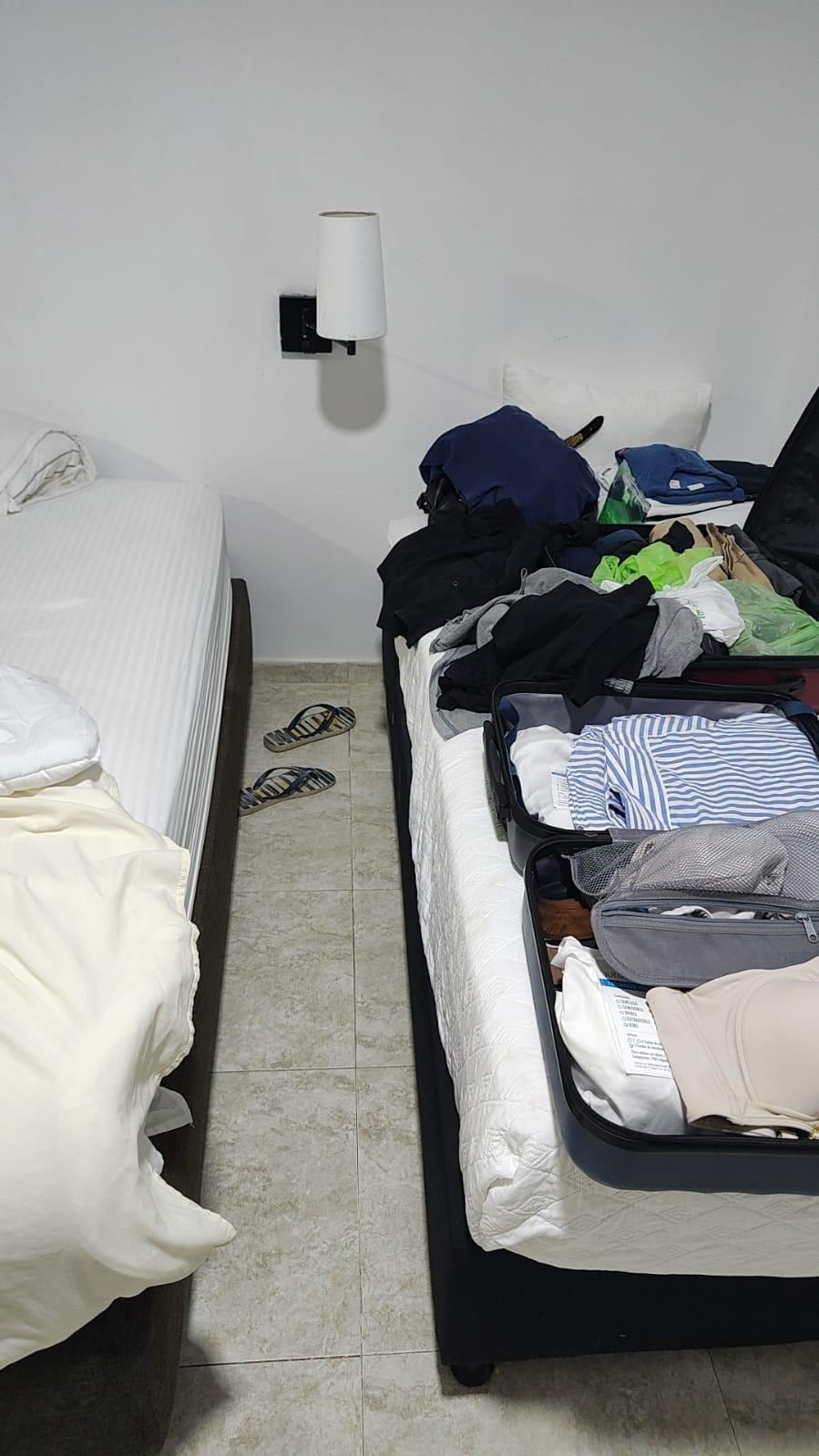 Esa maleta estaba siendo revisada por el personal de limpieza.