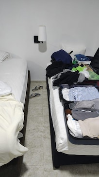 Esa maleta estaba siendo revisada por el personal de limpieza.