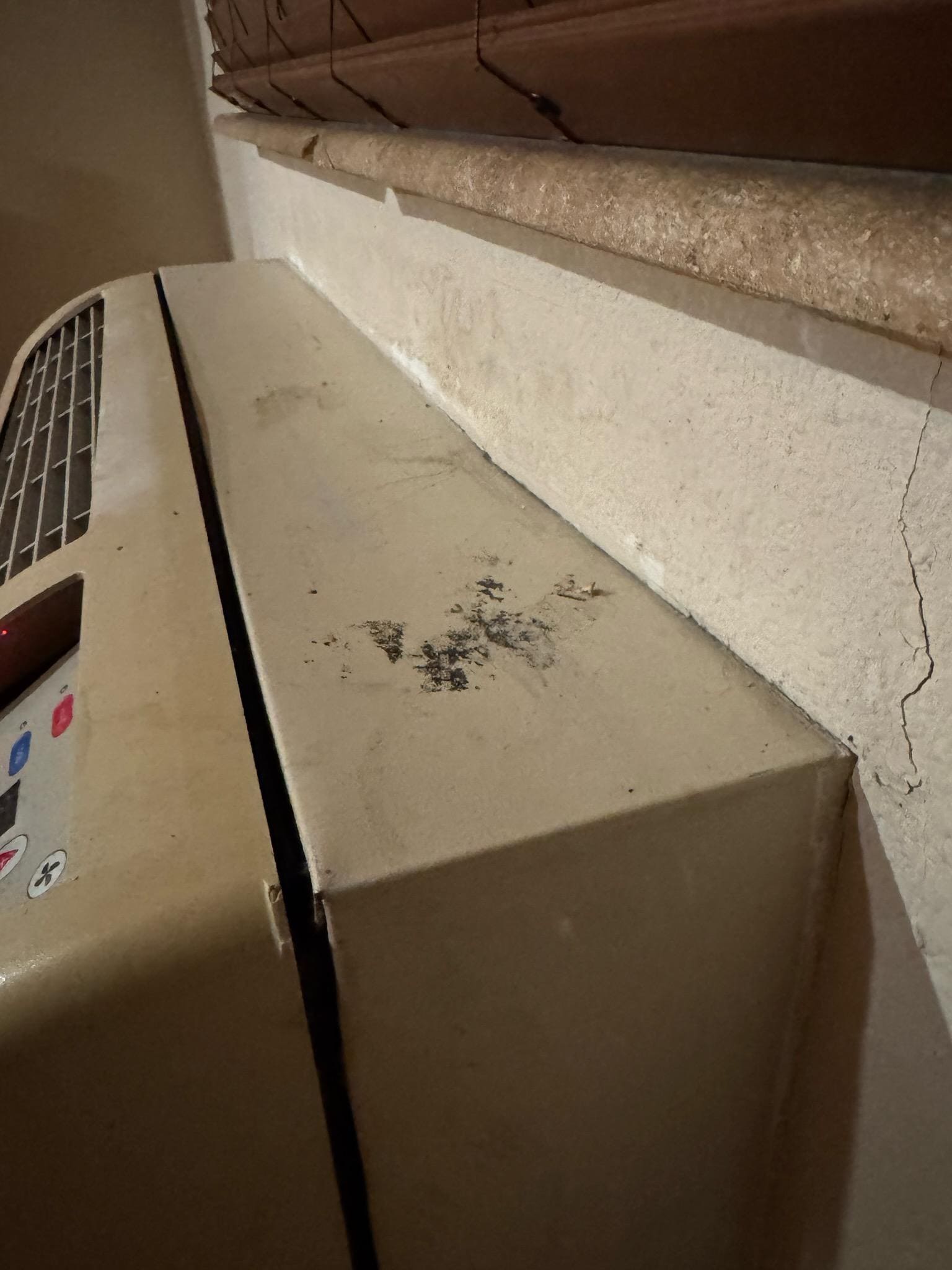 This is a WHAT, non-smoking room 😡