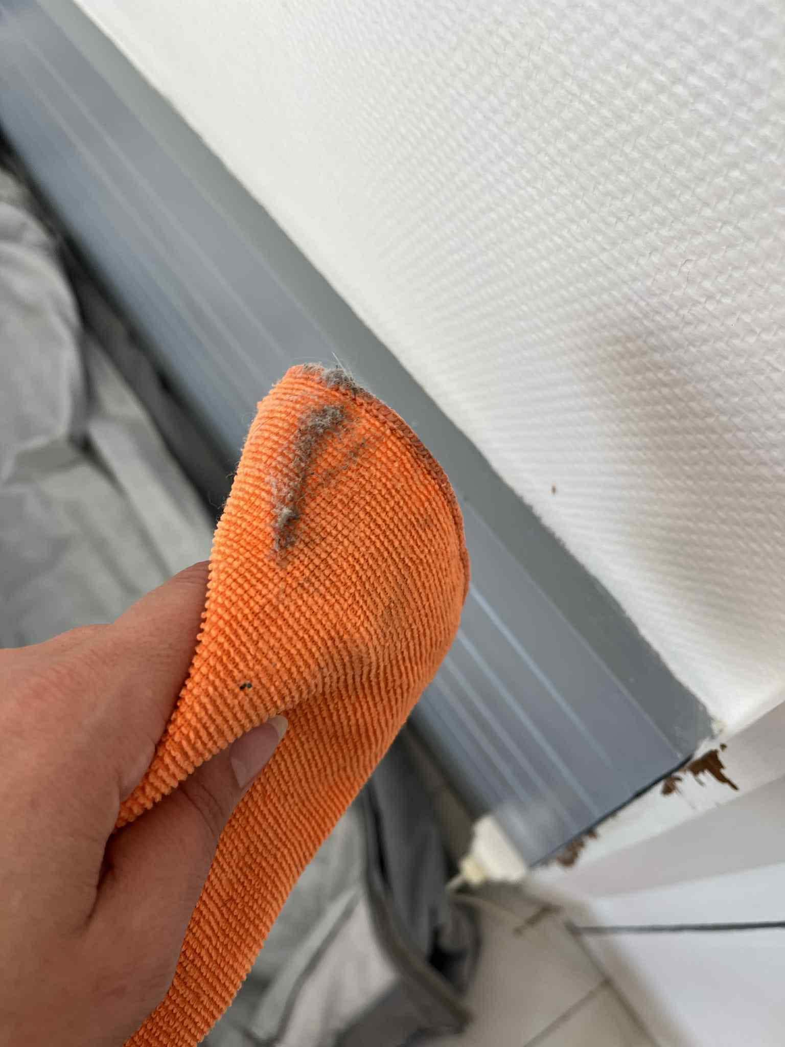 J’ai dû nettoyer le murs à côté du lit. Pleins de traces collantes.. sympa quand on dort à côté !