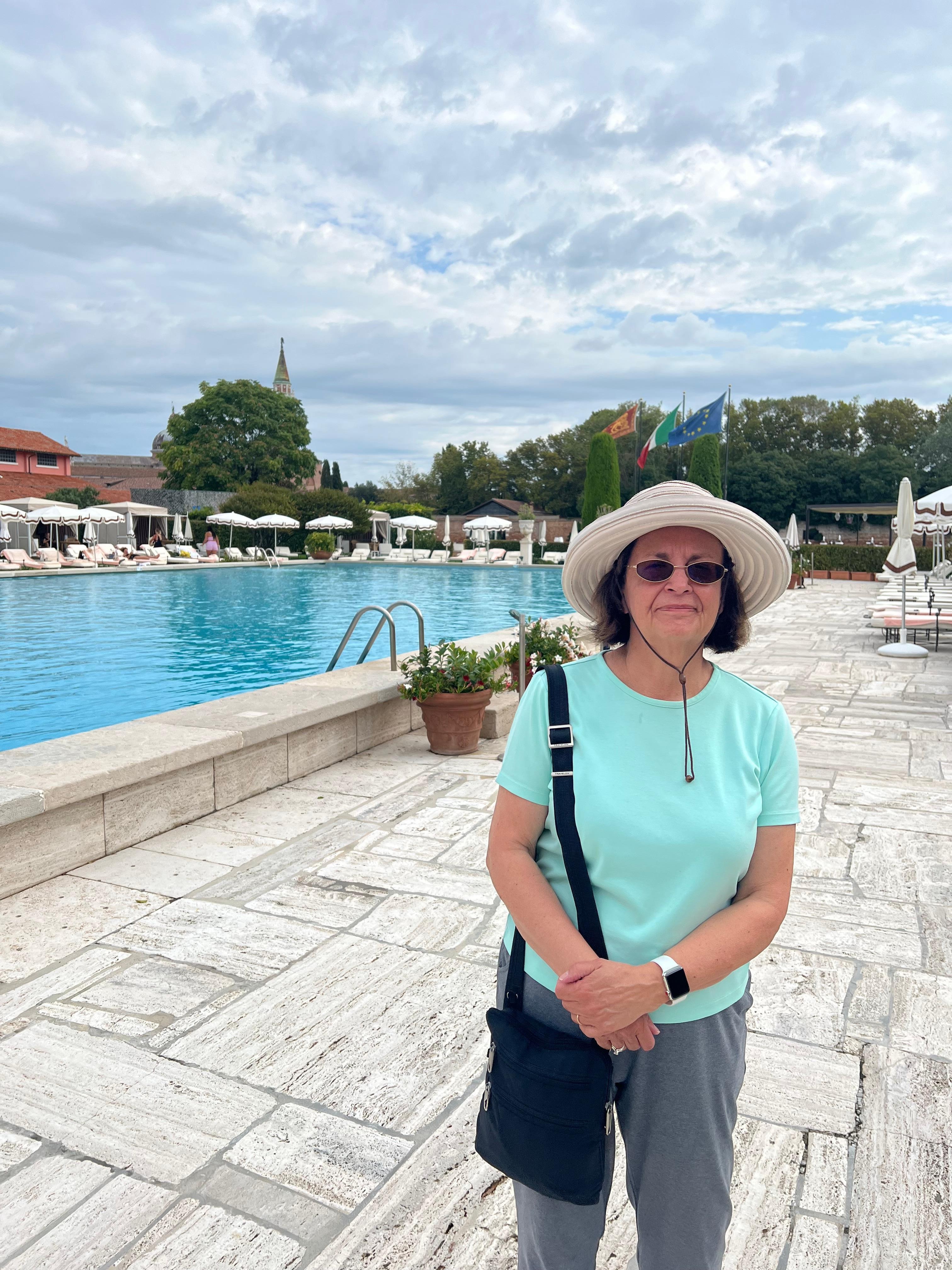 Pool and entire area a dream come true. Water clean, warm, steps to easily enter and exit. Extremely attentive staff. Bravi!