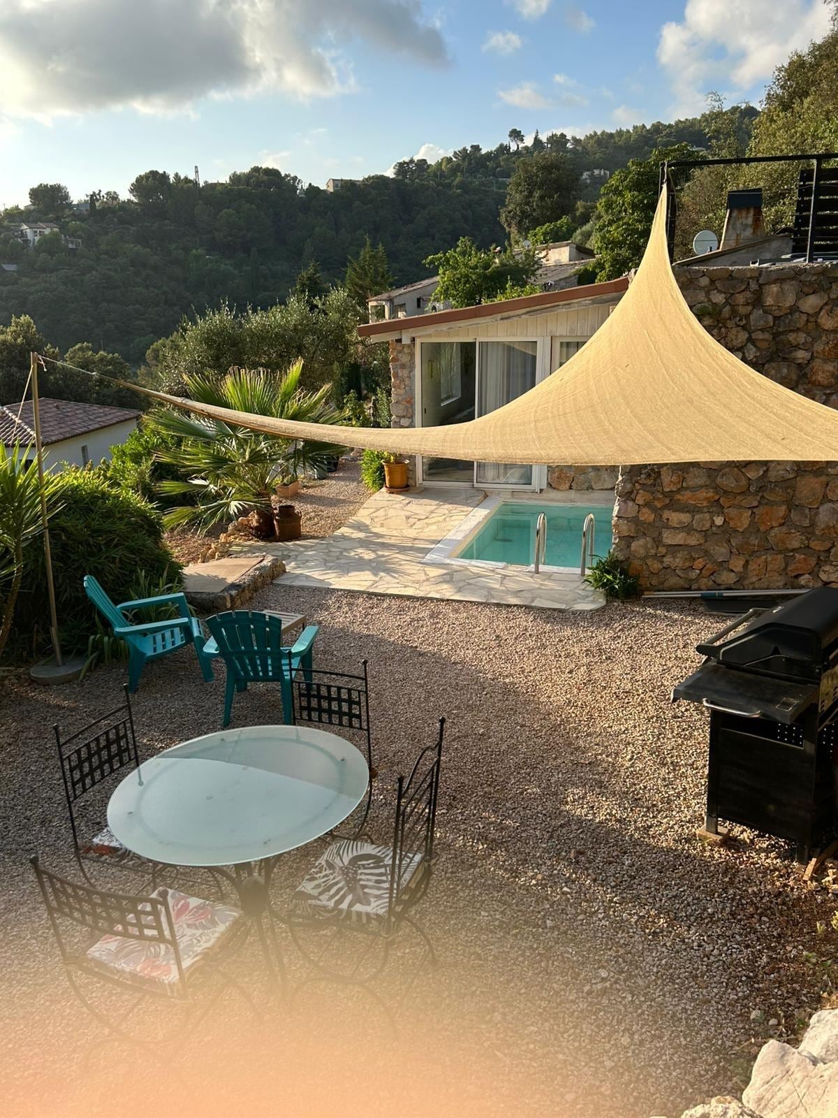 Sicht vom oberen Sitzplatz Richtung Haus