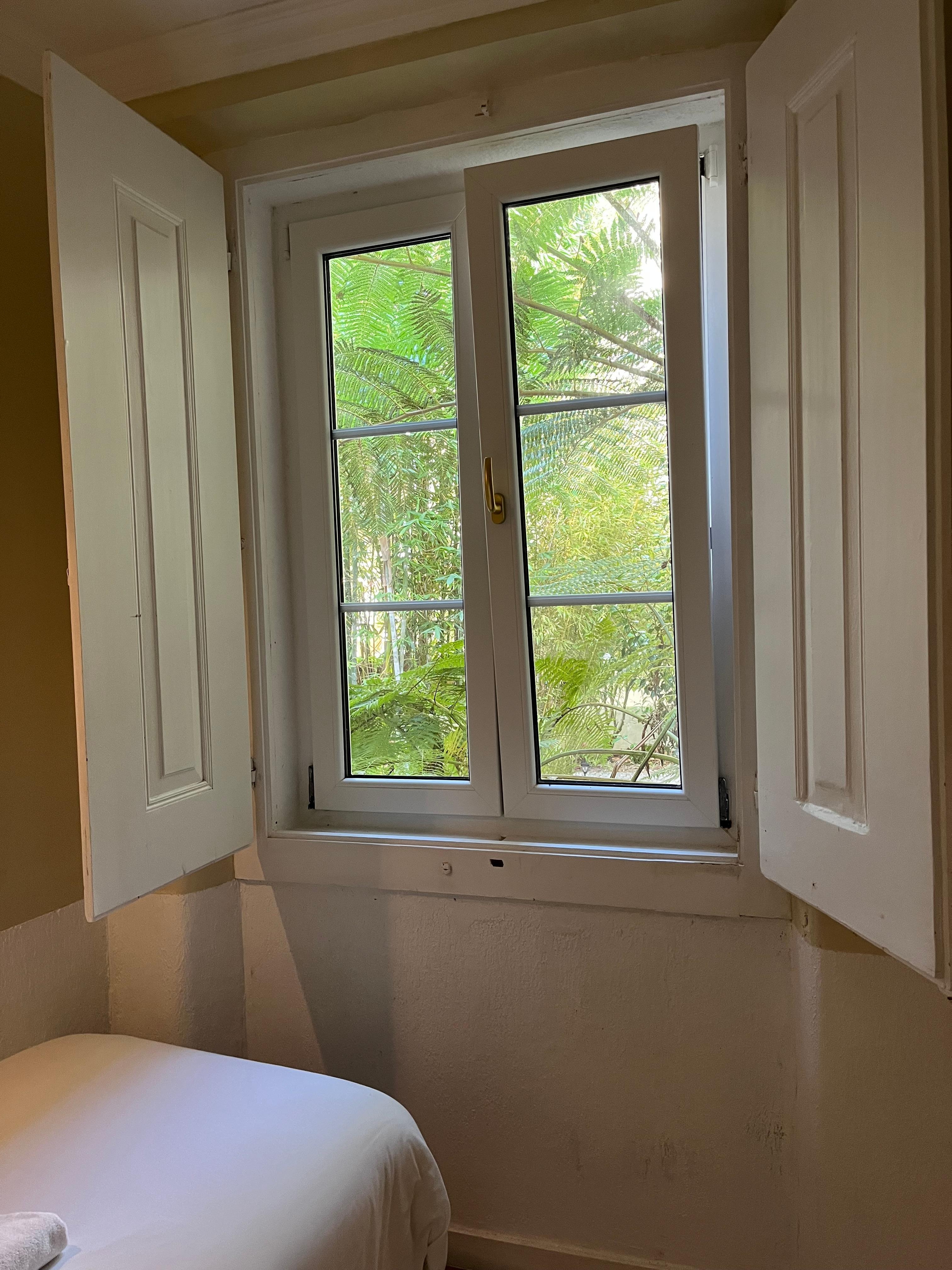 Small bedooom alcove window looking into garden.