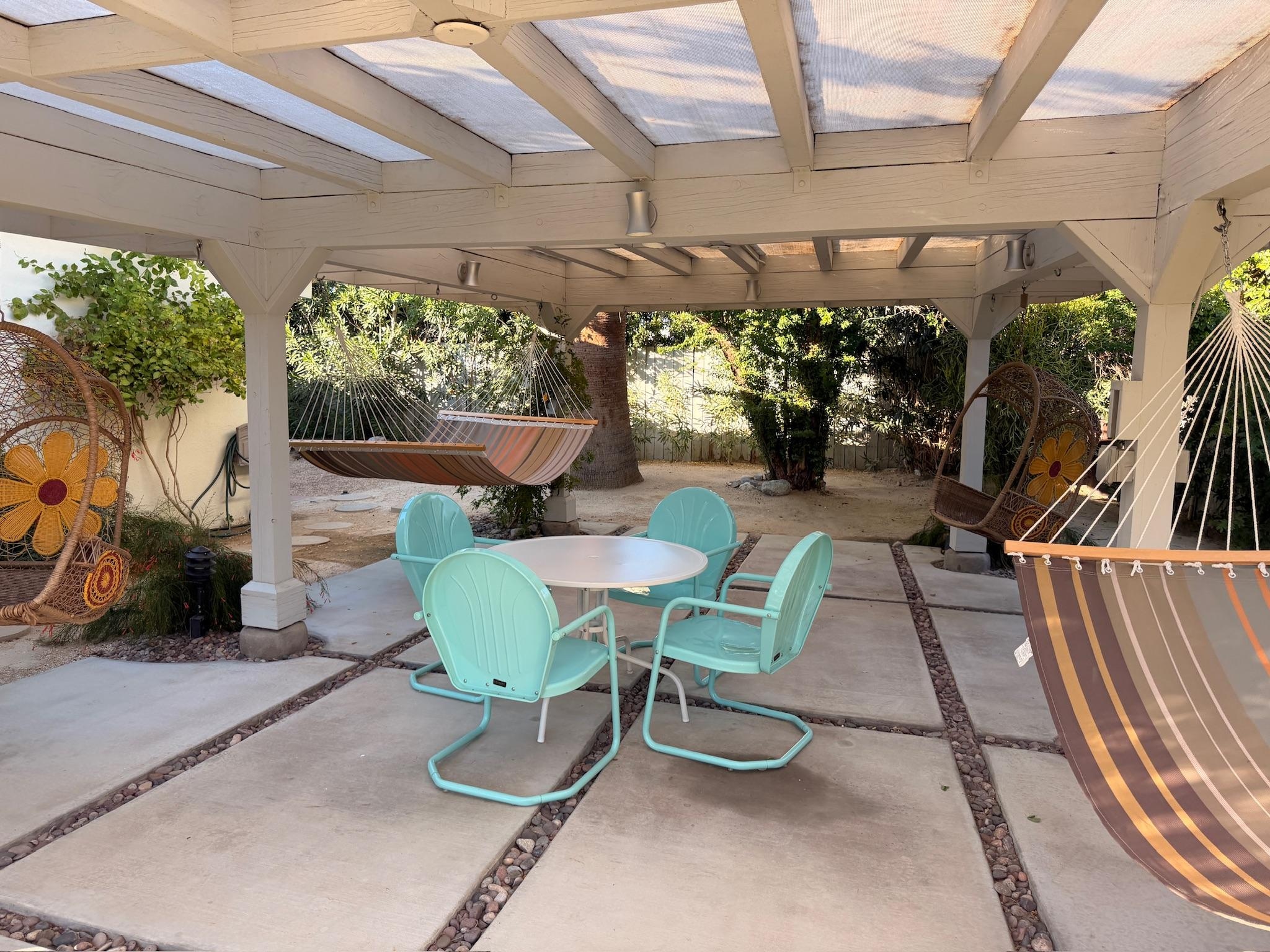 Hammocks and swing chairs 