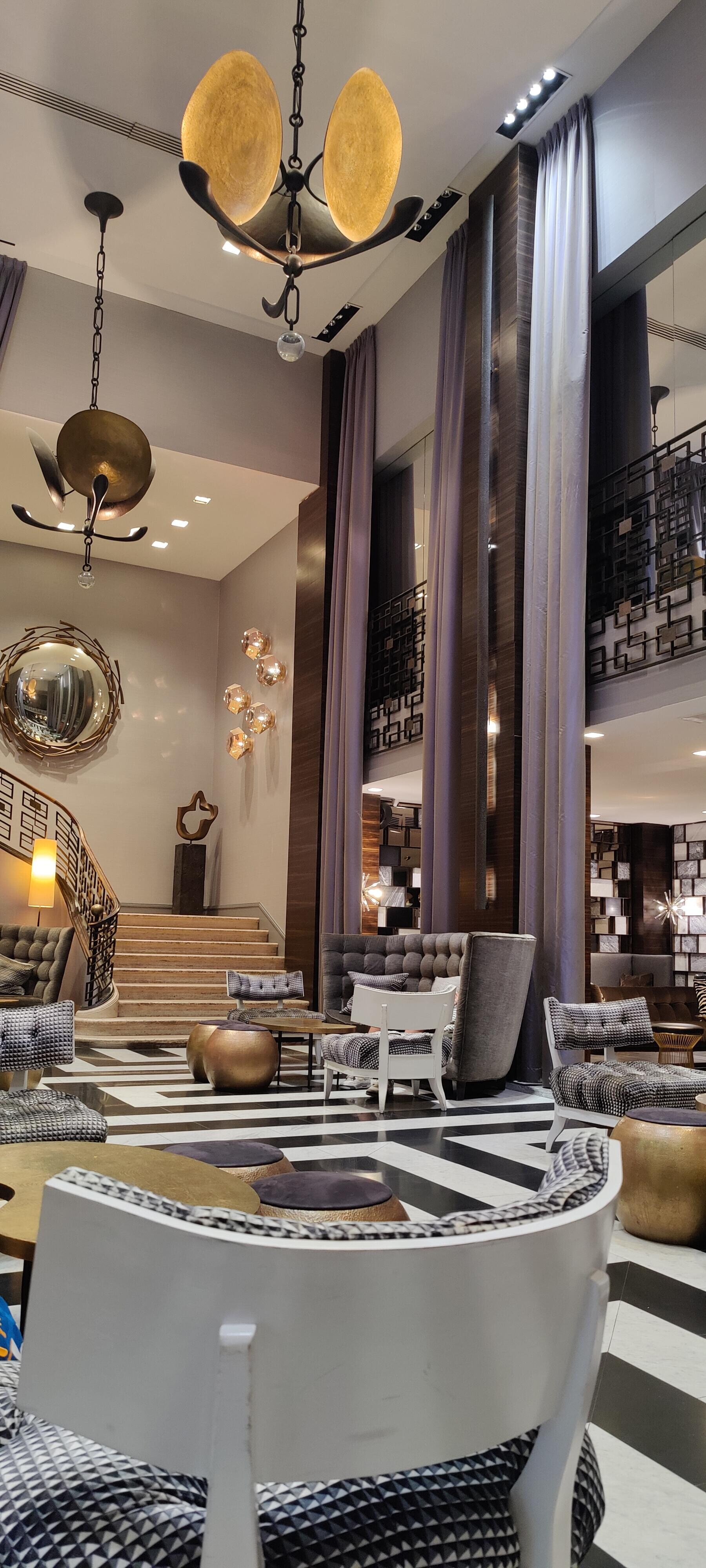 Hotel receptionen er et meget komfortabelt sted, mange gode hjørner man kan sidde og slappe lidt af i..