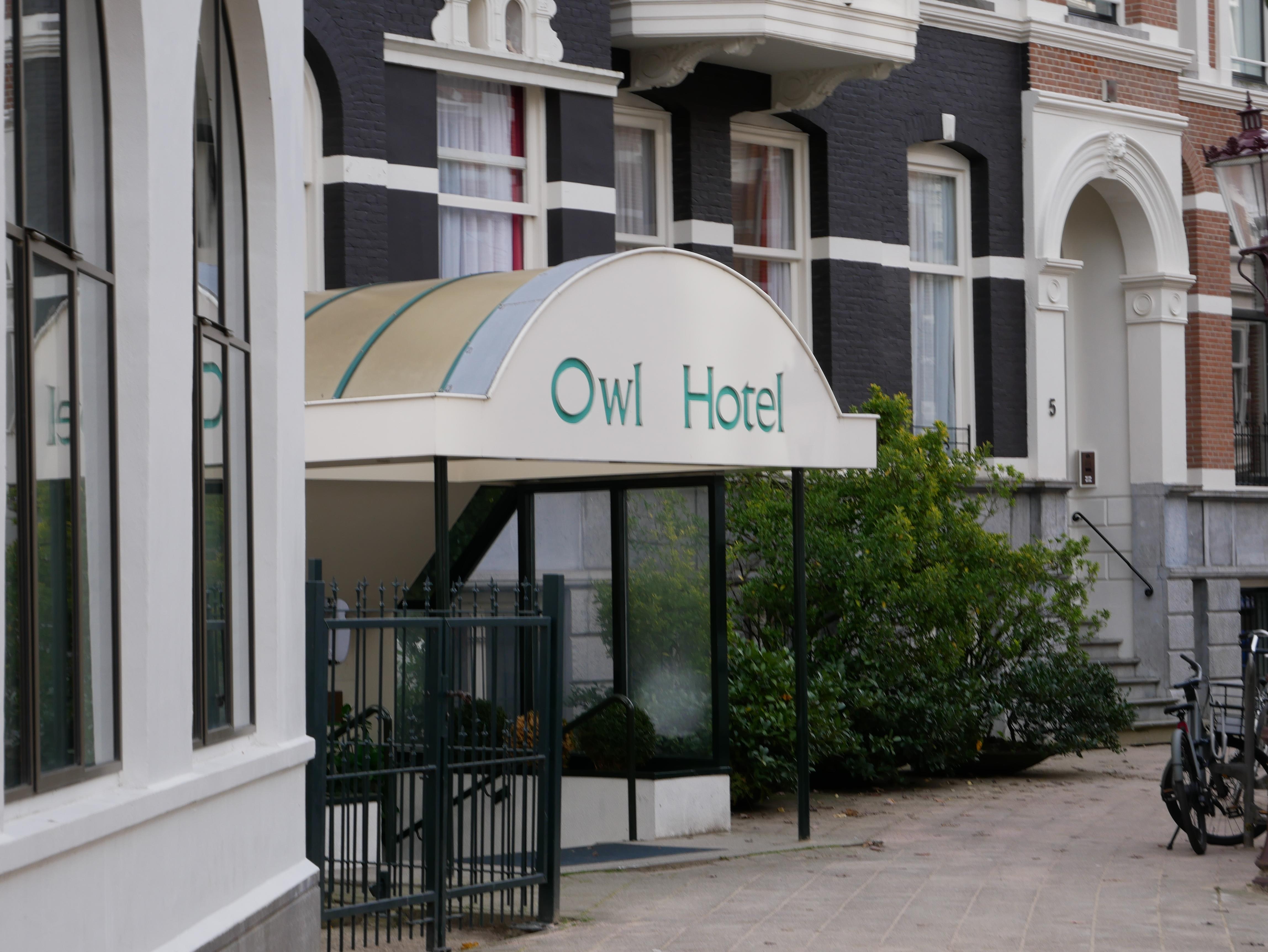 Entren ligger en trappa ner.