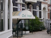 Entren ligger en trappa ner.