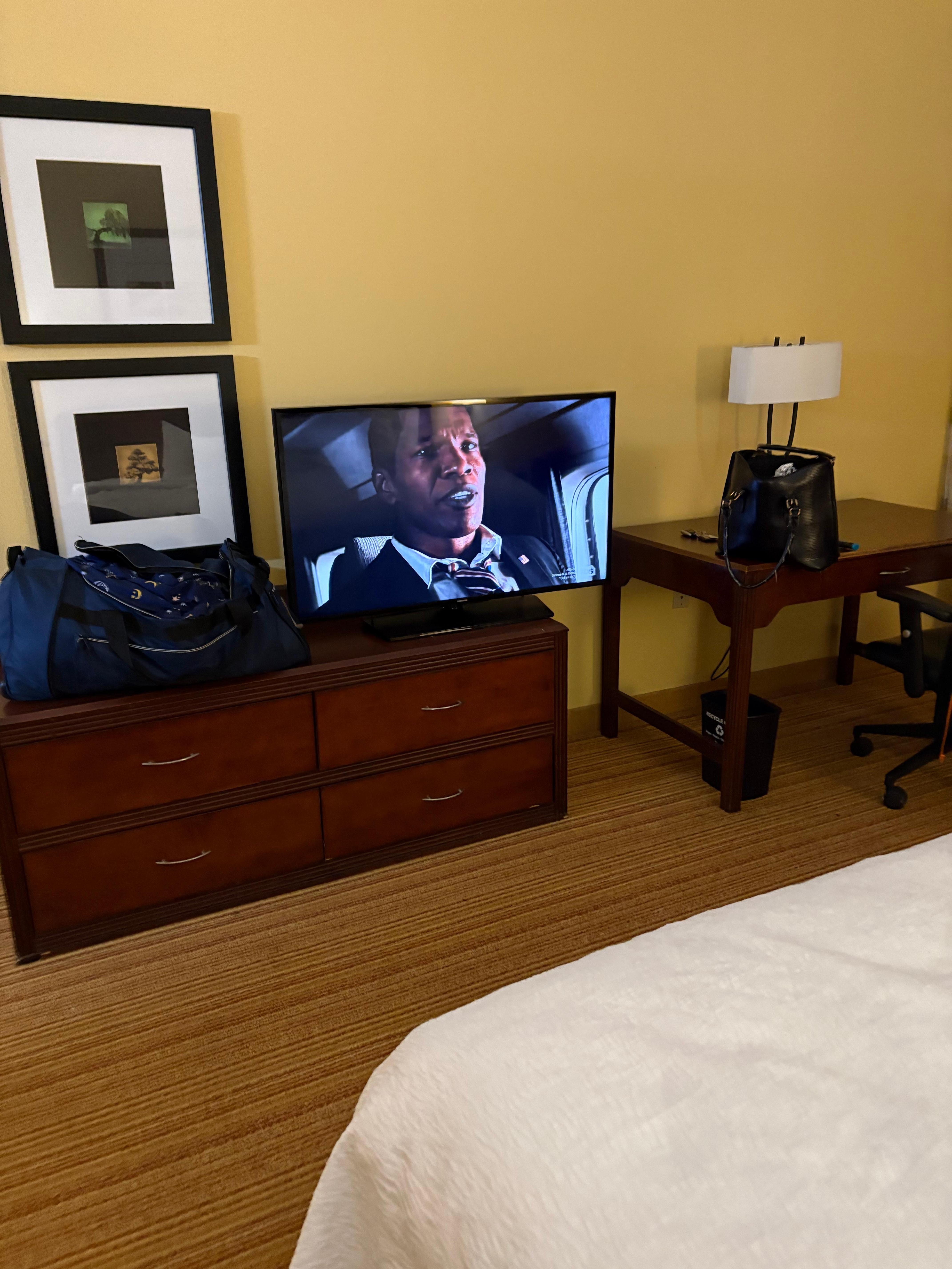 Dresser & desk Flatscreen TV