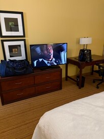 Dresser & desk Flatscreen TV