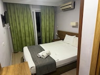 Görüp görebileceğiniz tüm yaşam alanı bu kadar, sağ tarafınızda da banyo tuvalete açılan kapı