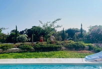 Eigener privater Pool mit riesigem eigenen Garten