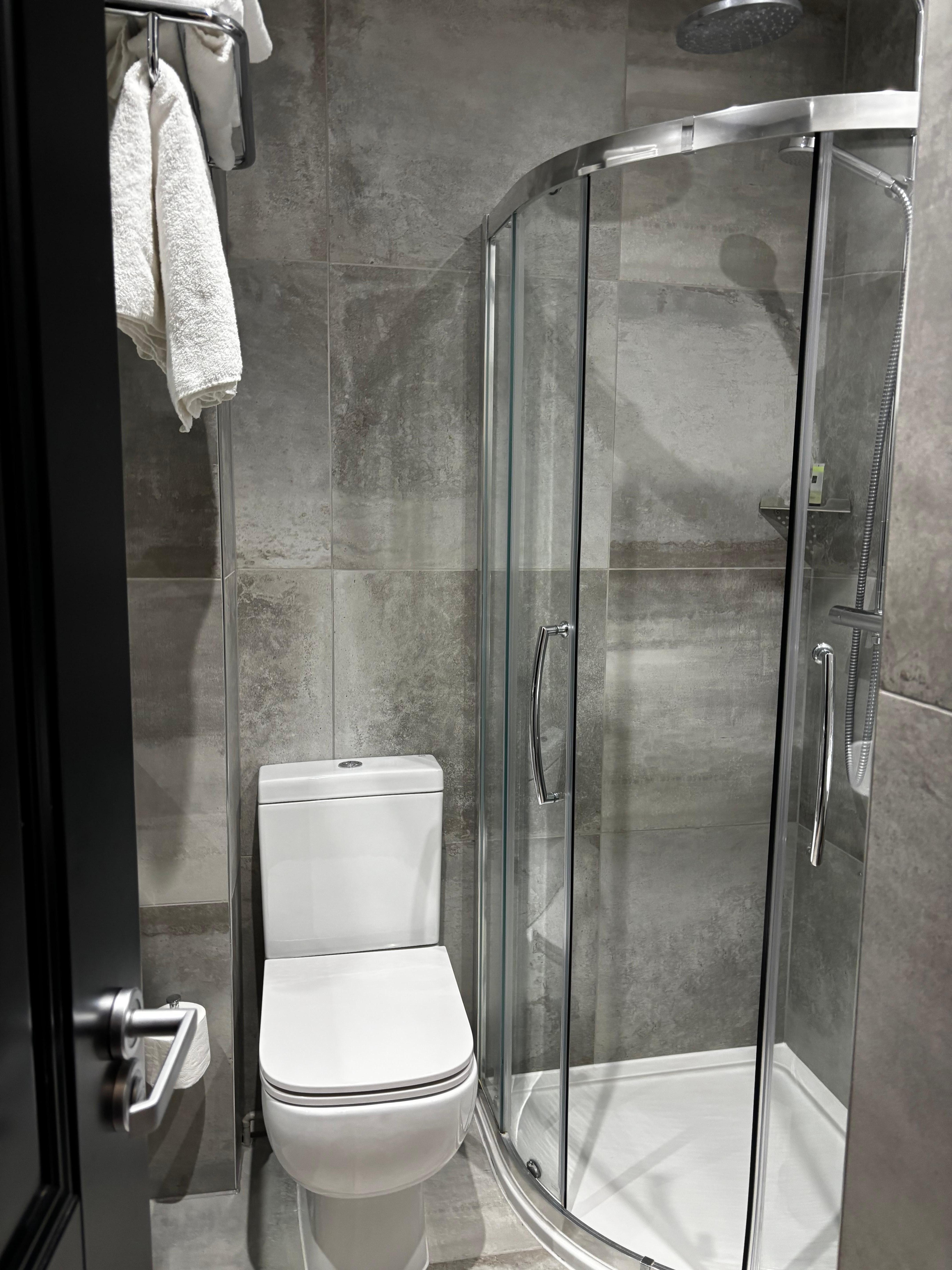 Badezimmer mit ausreichender Anzahl an Handtüchern und (nur) Duschgel und Seifenstück